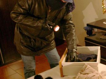 Natale, occhio ai furti in casa: cosa fare se si parte per le vacanze