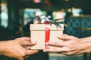 Natale, regali a rischio esplosione? La minaccia dietro smartphone e pc