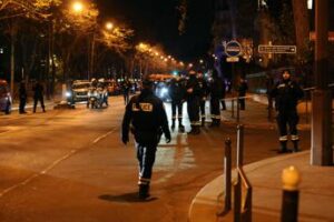 Parigi, grida “Allah Akbar” e uccide una persona