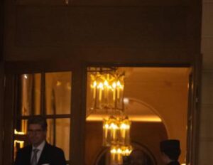 Parigi, ritrovato anello da 750mila euro scomparso dal Ritz: era nel sacchetto di un aspirapolvere