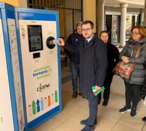 Rifiuti, alla Coop di Civita Castellana arriva l’eco-compattatore per bottiglie in Pet