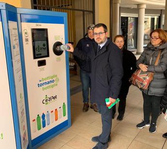 Rifiuti, alla Coop di Civita Castellana arriva l’eco-compattatore per bottiglie in Pet