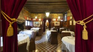 Romantica e affascinante, l’Antica Trattoria Poste Vecie offre un percorso culinario indimenticabile tra i sapori tipici veneziani