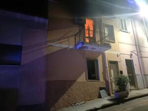 Sassari, casa a fuoco in piena notte a Sorso: morto 77enne