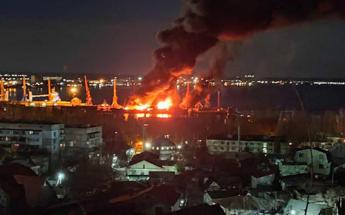 Ucraina, Kiev distrugge nave russa in Crimea – Video