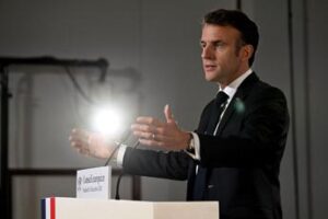 Ucraina, Macron a Putin: “Non ho cambiato numero, se ha proposte di pace la Francia c’è”