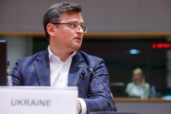 Ucraina, missili russi su Kiev: 4 feriti. Kuleba: “Ue apra colloqui su adesione”