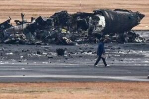 Aereo in fiamme a Tokyo, volo di linea aveva permesso di atterrare