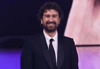 Alessandro Siani parte col botto: 950mila euro in un giorno per ‘Succede anche nelle migliori famiglie’