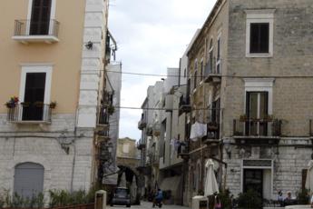 Bari, camion gli urta il balcone: marito e moglie cadono giù dal primo piano