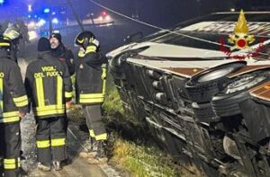 Bus con 79 turisti bosniaci a bordo esce fuori strada e si ribalta nel veneziano, oltre 30 feriti