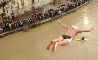Capodanno a Roma, Mister Ok va in pensione: “Basta tuffi nel Tevere”