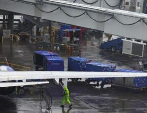 Crepa su finestrino cabina piloti, Boeing 737 torna a terra