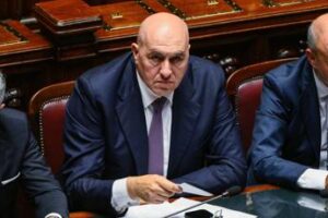 Crosetto dimesso dall’ospedale, ministro in buone condizioni dopo il malore