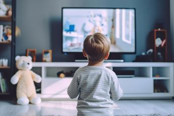 Davanti alla tv fin da piccoli? Ecco i danni che può fare