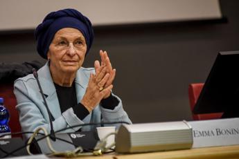 Emma Bonino operata per frattura a femore dopo caduta, come sta
