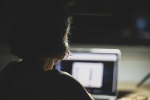 Fenomeno ‘deinfluencer’, la risposta che si oppone al marketing di massa
