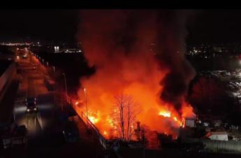 Firenze, vasto incendio in periferia. A Campi Bisenzio l’invito a non aprire le finestre