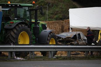 Francia, auto travolge agricoltori in protesta: uccisa mamma con la figlia 14enne