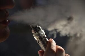 Funziona per ridurre il danno da tabacco, ma continuano le critiche alle sigarette elettroniche: perché?