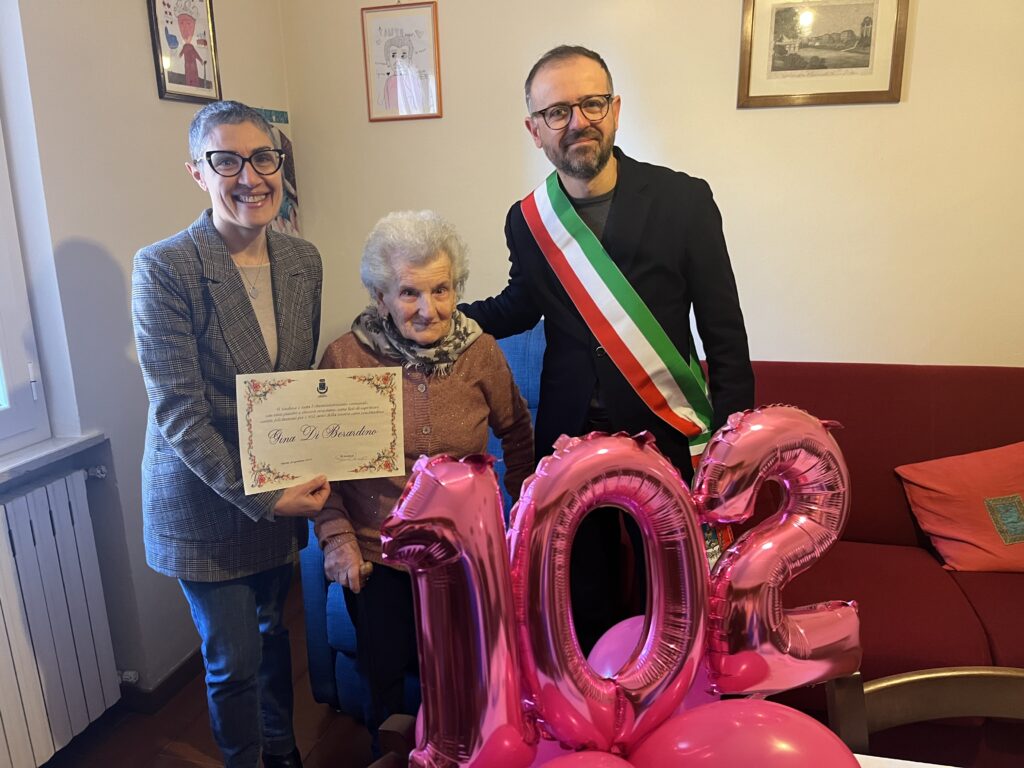 Nereto, Gina compie 102 anni: l’omaggio del sindaco
