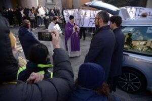 Giovanna Pedretti, oggi il giorno dei funerali. Il parroco: “Le parole fanno male, servono regole”