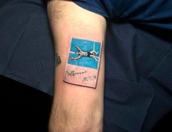 Il trionfo di Sinner diventa un tatuaggio, l’omaggio del tifoso