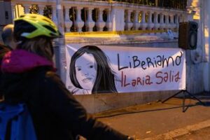Ilaria Salis, Lega: “Già a processo per assalto a nostro gazebo”. Il legale: “E’ stata assolta”