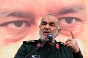 Iran minaccia ‘il nemico’ e svela nuovi lanciamissili: “State lontani”