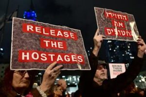 Israele-Gaza, Hamas diffonde video con 3 ostaggi: c’è anche Noa rapita al rave