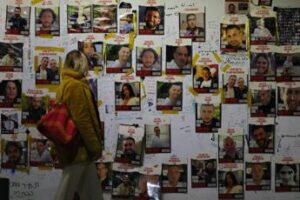 Israele-Gaza, video Hamas: morti due dei tre ostaggi. Tel Aviv: “Non li abbiamo uccisi noi”