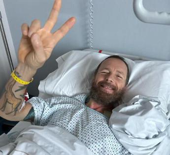 Jovanotti operato al femore: “Da oggi torno in piedi”