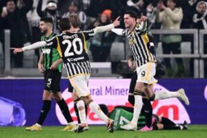 Juve-Sassuolo 3-0, doppietta di Vlahovic e gol di Chiesa: Allegri insegue l’Inter