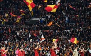 Lazio-Roma, ferito alla testa da un petardo: arrestato tifoso che l’ha lanciato