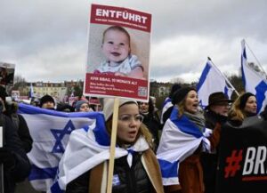 L’ostaggio israeliano Kfir Bibas compie oggi un anno in prigionia