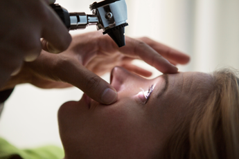 Maculopatie, Ue autorizza primo trattamento da fare anche ogni 5 mesi