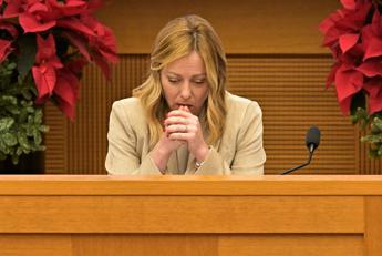 Meloni sospende Pozzolo, richiamo alla responsabilità per Fratelli d’Italia