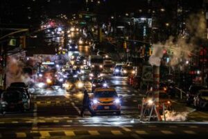 New York, sindaco democratico fa causa a 17 aziende bus che trasferiscono migranti dal Texas