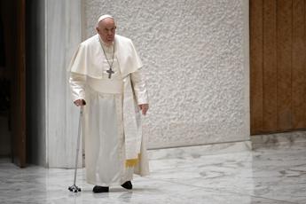 Papa: “Ho un problema, un po’ di bronchite”