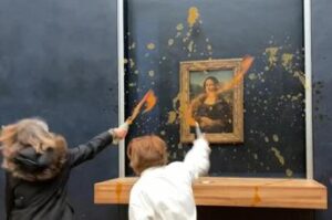Protesta attivisti clima al Louvre, zuppa sul vetro della Gioconda