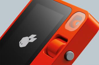 Rabbit introduce R1, il device AI portatile che rivoluziona l’interazione digitale