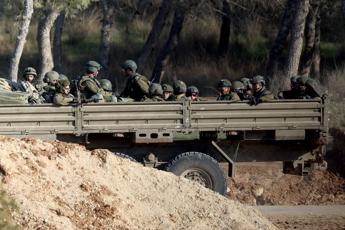 Raid Israele su Striscia Gaza e Cisgiordania: oltre 20 morti. Blinken in Giordania