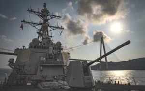 Raid Usa in Yemen contro obiettivi Houthi, nave da guerra abbatte droni e missile