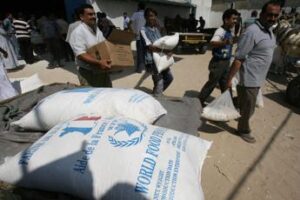 Raid israeliani su Gaza, “decine di morti”. Caso Unrwa, Ue non ha sospeso fondi