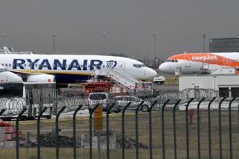 Rissa sul volo Ryanair per le Canarie: pilota costretto ad atterrare, arrestato passeggero