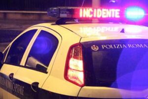 Roma, auto con sei persone a bordo si schianta contro albero: due morti