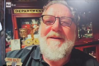 Russell Crowe ospite di Sanremo 2024, l’annuncio di Amadeus da Fiorello