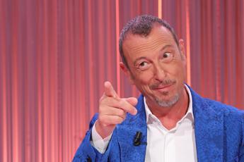 Sanremo 2024, Amadeus svela gli artisti sul palco di Piazza Colombo: chi sono