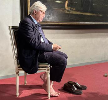Sgarbi, il quadro rubato e la foto a piedi nudi: “Vogliono farmi le scarpe? Eccole”