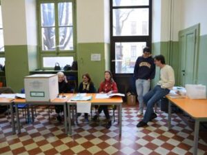 Sondaggi politici, Fratelli d’Italia e Pd in calo